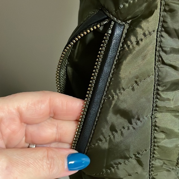 Banana Republic women’s olive soft puffy vest zipped snaps faux leather trim S - Picture 5 of 11